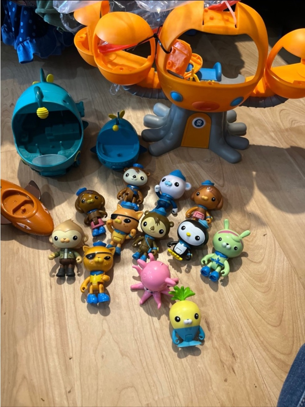 Octonauts Collectible Figures Set with Orange and Teal Play Base